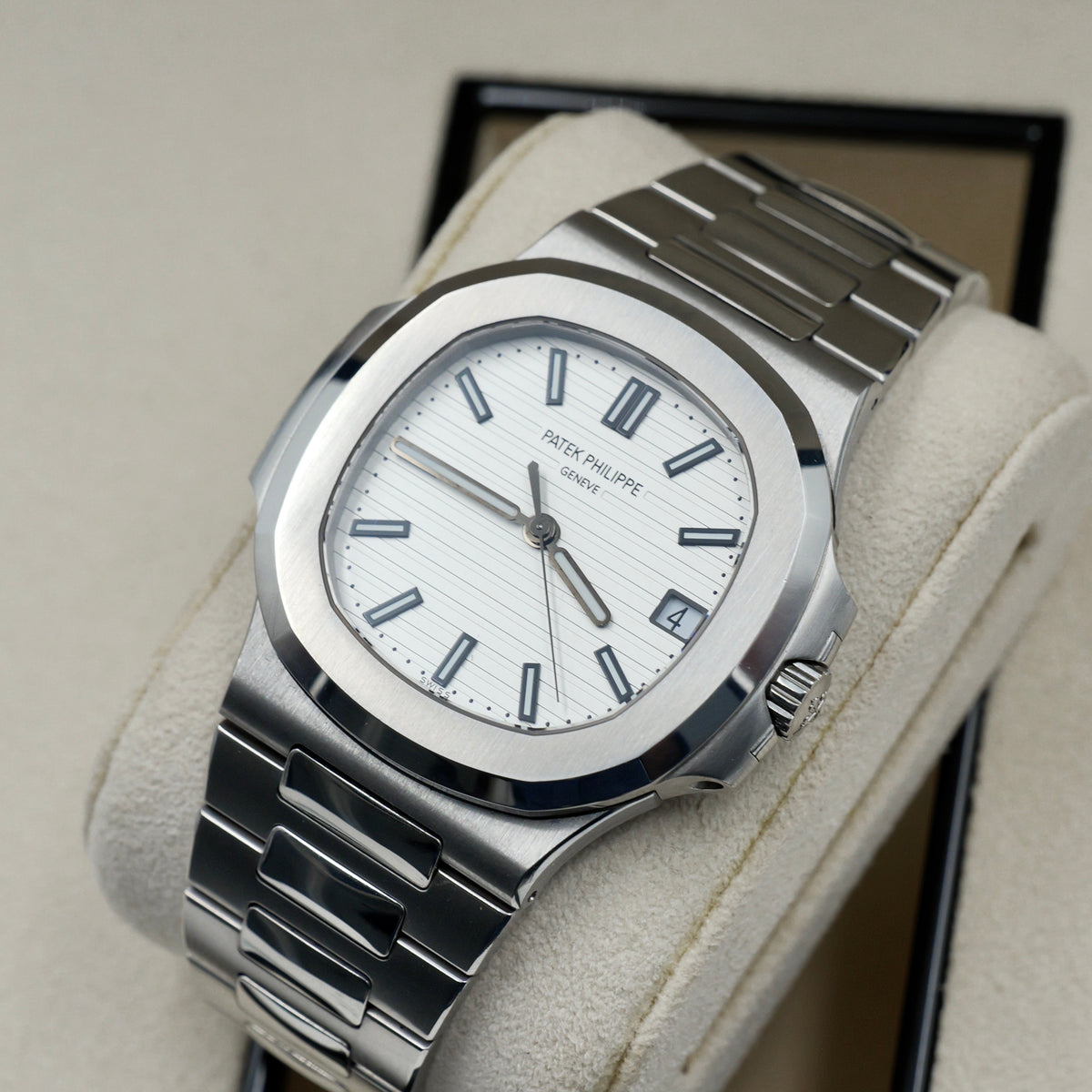 Patek Philippe Nautilus White Dial 5711/1A - Full Set (2020) (330 Calibre Movement)