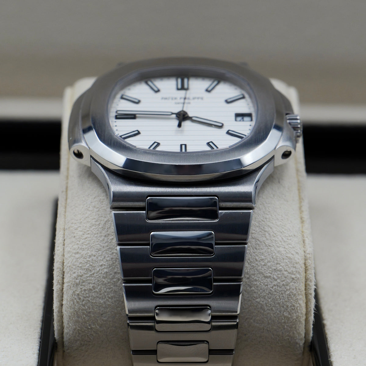 Patek Philippe Nautilus White Dial 5711/1A - Full Set (2020) (330 Calibre Movement)
