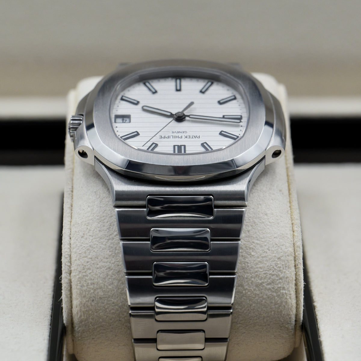 Patek Philippe Nautilus White Dial 5711/1A - Full Set (2020) (330 Calibre Movement)