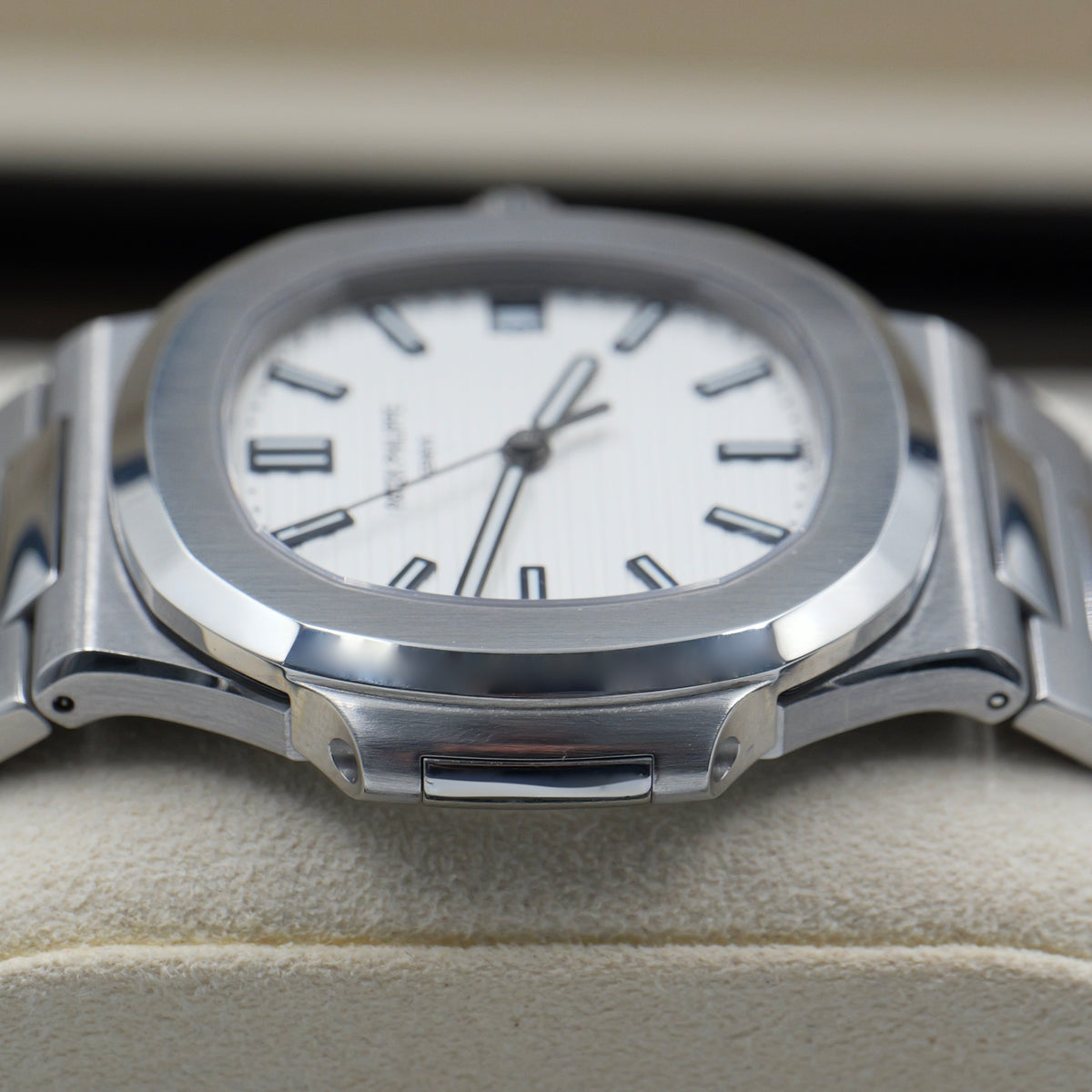 Patek Philippe Nautilus White Dial 5711/1A - Full Set (2020) (330 Calibre Movement)