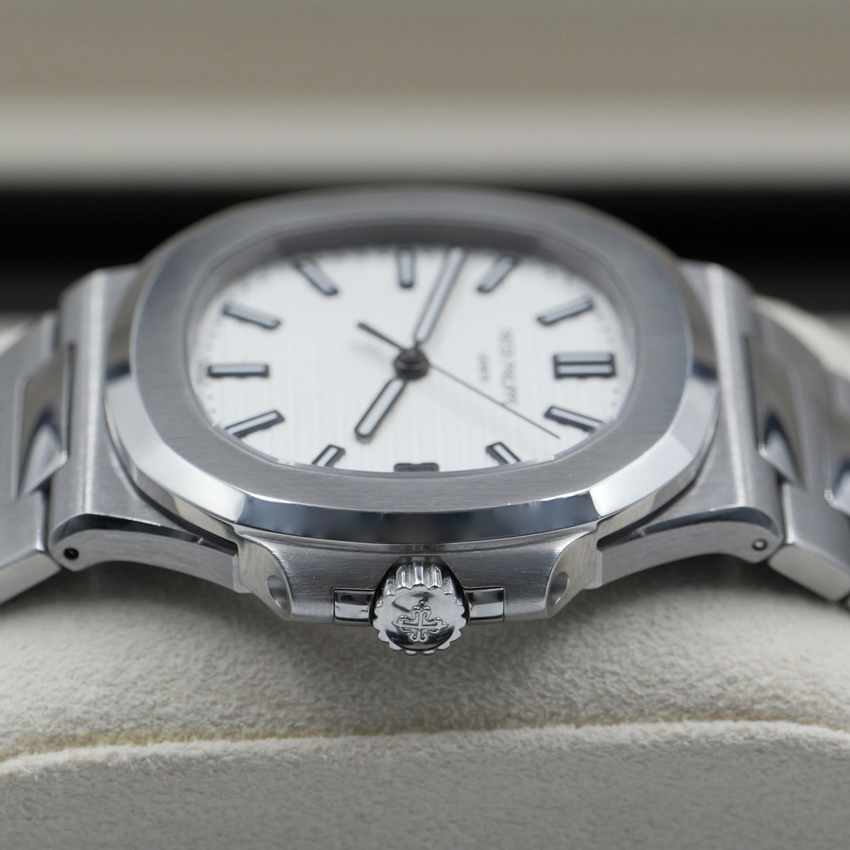 Patek Philippe Nautilus White Dial 5711/1A - Full Set (2020) (330 Calibre Movement)